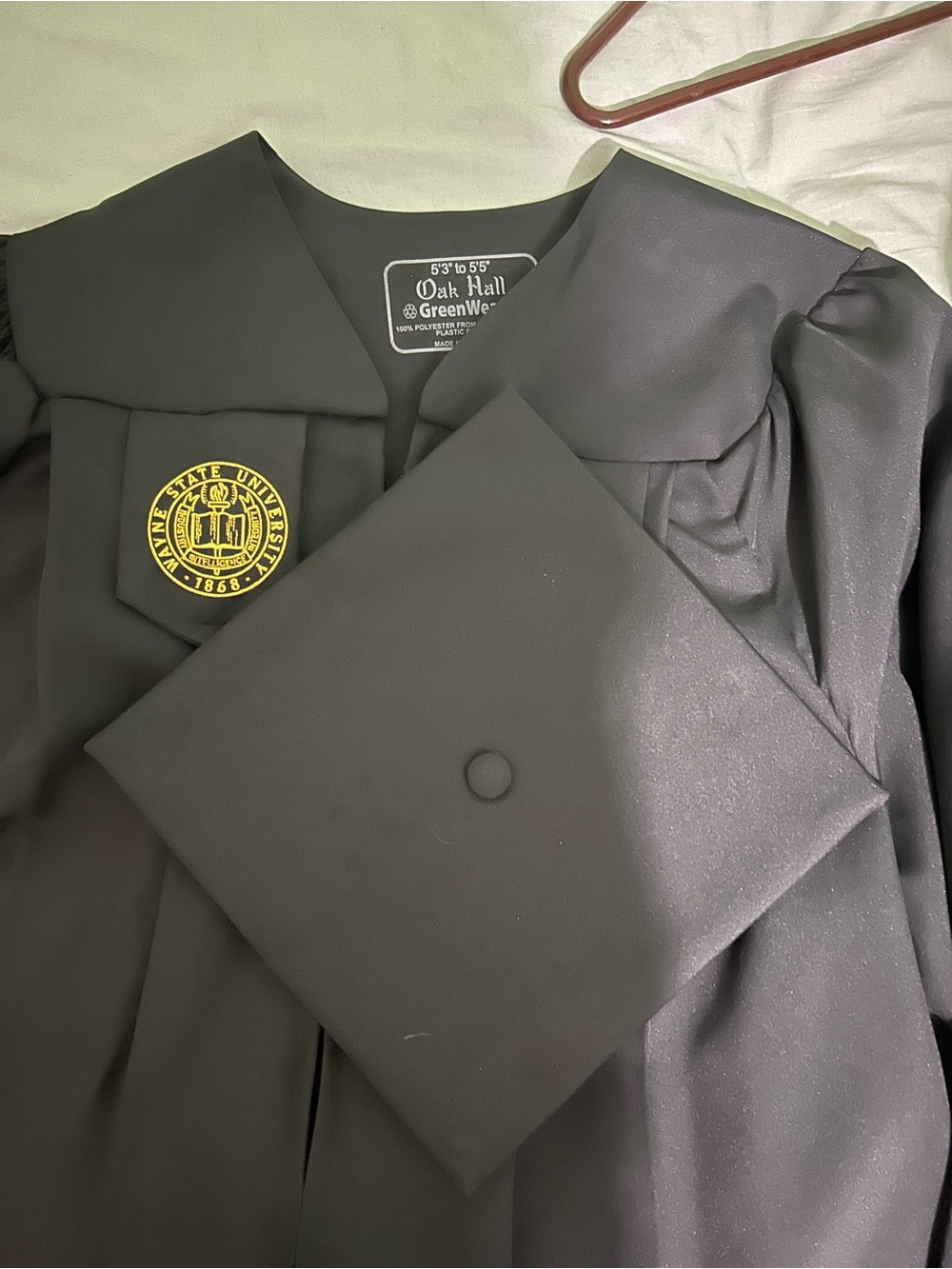 Size 5’3 to 5’5 Wayne Sate University Bachlor’s Degree Cap and Gown